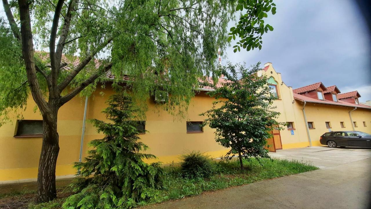 Torony Lovarda Maganszallas Kiskunfélegyháza Extérieur photo